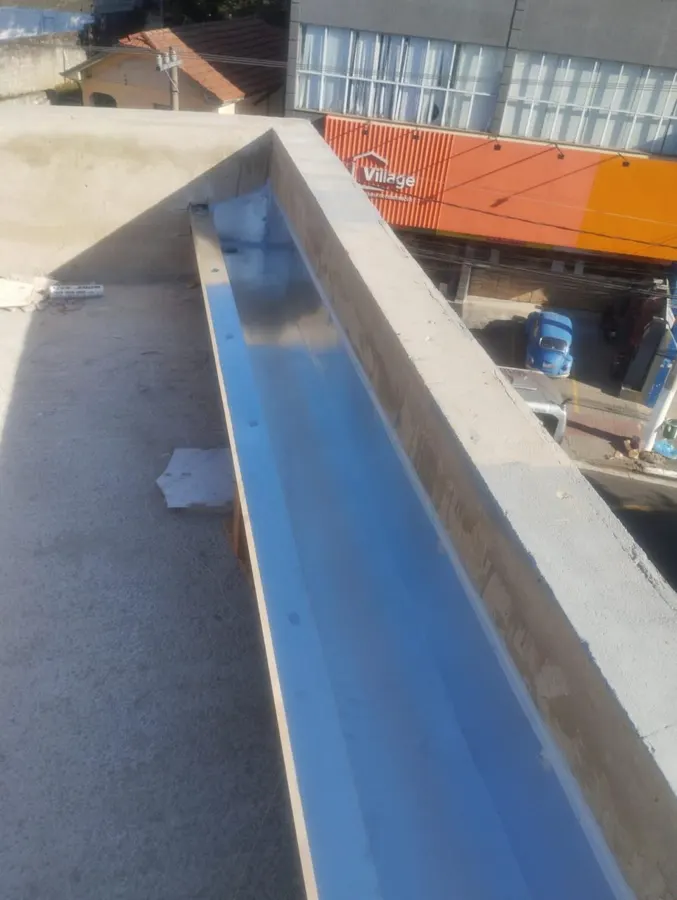 Calha embutida em galvanizado dentro da platibanda de laje