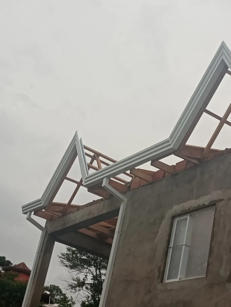 Calhas brancas com frisos e condutores em sobrado em obra na Lapa