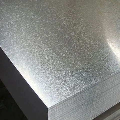 Pilha de chapas galvanizadas lisas com o desenho do zinco na superfície