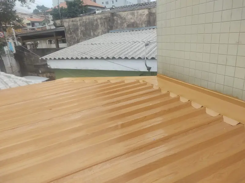 Cobertura metálica com rufo de encosto na parede