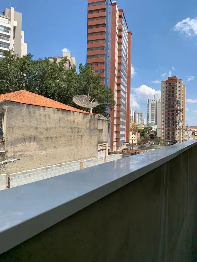 Rufo pingadeira em mureta de sacada