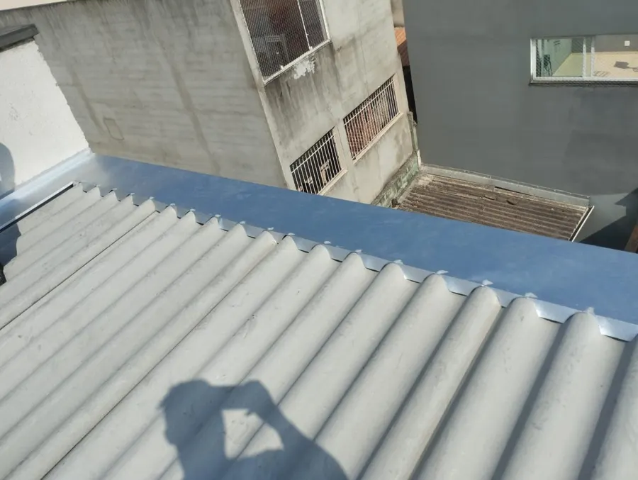 Rufo de encosto com recorte acompanhando as ondas da telha de fibrocimento