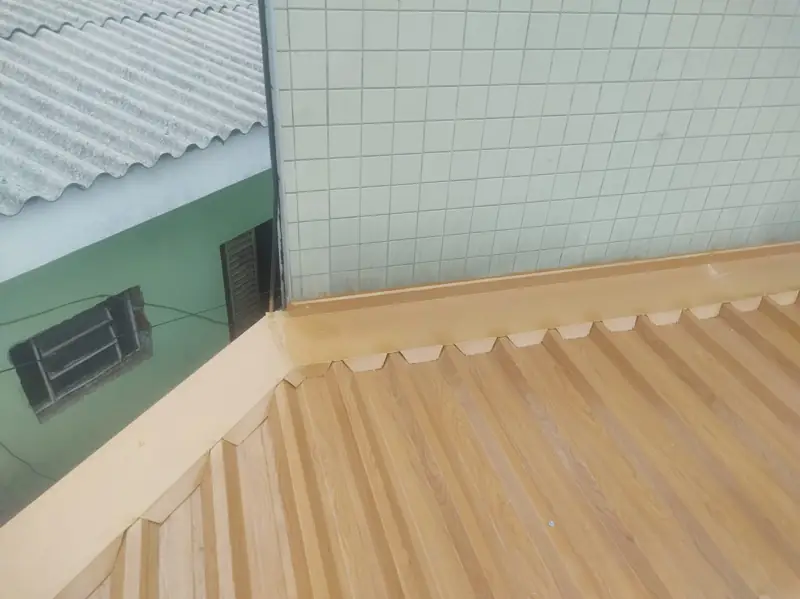 Rufo externo com pintura sobre cobertura metálica